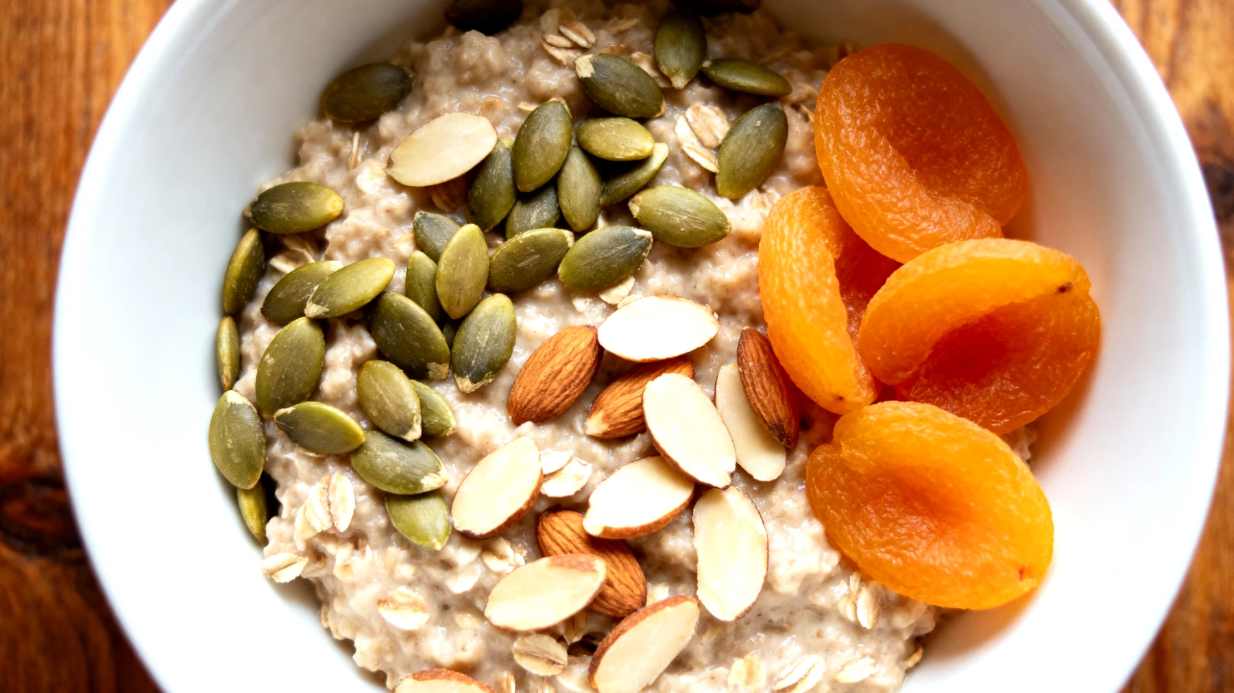 Porridge di avena con semi di zucca, mandorle e albicocche secche"